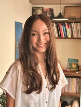 全体的に重みのあるロングスタイルになります。前髪は全体とは別で長めに作り、カラーリングは少し明るめのブラウンカラーにする事で、ナチュラルな仕上がりにしています。