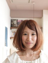 こちらは長めのグラデーションボブに丸みと動きが出るようにカットし、明るめのオレンジ系ブラウンカラーでカジュアル感を出しています。<br>ゆるく柔らかい印象の方にオススメです。