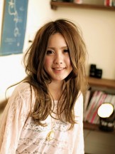 こちらはハイトーンのベージュ系でカラーリングしています。<br>前髪を長めに設定し、全体に大きなカールと巻いていない部分を混ぜてフェミニンな印象を作っています。