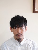 こちらはナチュラルと個性を合わせたメンズスタイルです。<br>シルエットを重視したカットでしっかり型を作り、パーマやクセで動きをつけています。<br>