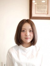 こちらはワンレングスボブですが、あえて丸さを出し過ぎない様にワンレングス感を強めにしています。<br>カラーリングはハイトーンからのグレー系ベージュになります。<br>大人カジュアルな方にオススメです。