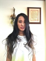 こちらはブラック、グレー、ベージュでのグラデーションカラーになります。<br>イルミナカラーを使用しヨーロピアンなイメージで仕上げました。<br>毛先に厚みを持たせながらあえて量感を減らす事で色気のあるスタイルにしています。<br>