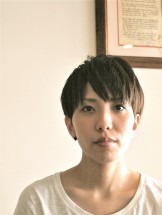 こちらは美シルエットのユニセックスショートスタイルにならます。<br>個性を出し、骨格に合わせたカットで扱いやすくカットしています。<br>カラーリングはアッシュブラウンになります。