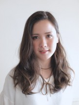 こちらは自然な動きを出しながら毛先は重めに仕上げています。<br>外国人風の透け感のあるイルミナカラーで綺麗さと可愛さを演出しています。<br>お勧めモデルスタイルになります。