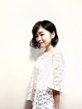 こちらは前下がりのワンレングスベースでしっかり毛量調整しながらカットし、パーマもしくはアイロンで動きをつけています。<br>ウェット感を出すためにオイルやミルクタイプのスタイリング剤でもみ込む様に仕上げています。<br>衣装協力 Room211<br>衣装協力 Room211