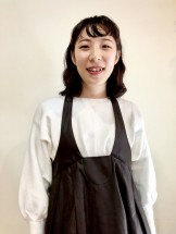 こちらはミディアムパーマスタイルになります。<br>カラーリングは落ち着いたオレンジ系。<br>カットは切り口をボカさないようにしていますので、デザインをしっかり出しています。<br>仕上げは強めのウェットで、オイルやミルクタイプがオススメです。