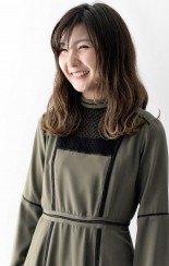 こちらは外巻きをベースに落ち着いた動きのあるミディアムスタイルになります。<br>グラデーションカラーを入れる事で立体感を出しています。<br>毛先が明るいので、色々な印象のカラーを施せるのも魅力です。<br><br>衣装撮影協力 ROOM211<br>MODEL MIKA